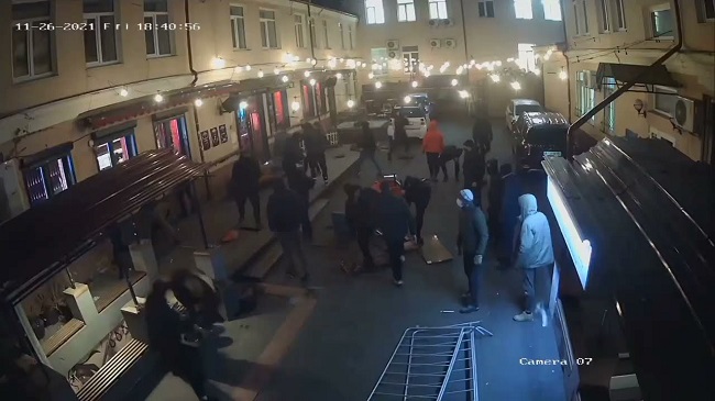 Κίεβο: Άγρια επίθεση με ρόπαλα σε μπαρ με γκέι