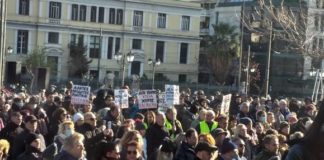 Αθήνα: Χιλιάδες πολίτες στην συγκέντρωση και πορεία κατά του υποχρεωτικού εμβολιασμού