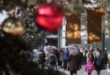 «Άχρωμα» Χριστούγεννα: Μάσκες παντού για όλους