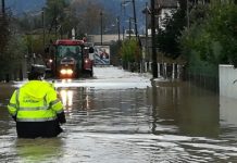 Απεγκλωβίζουν με βάρκες στη Λαμία