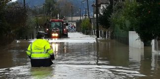 Απεγκλωβίζουν με βάρκες στη Λαμία