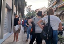 τεράστιες ουρές στα κέντρα που πραγματοποιούν τεστ