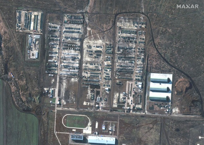Εικόνες δορυφόρου δείχνουν συγκεντρώσεις ρωσικών