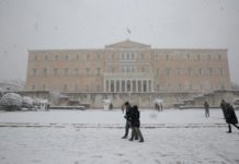 Χιόνι ακόμα και στο Σύνταγμα
