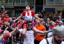 Με... συρτάκι πανηγύρισαν Έλληνες
