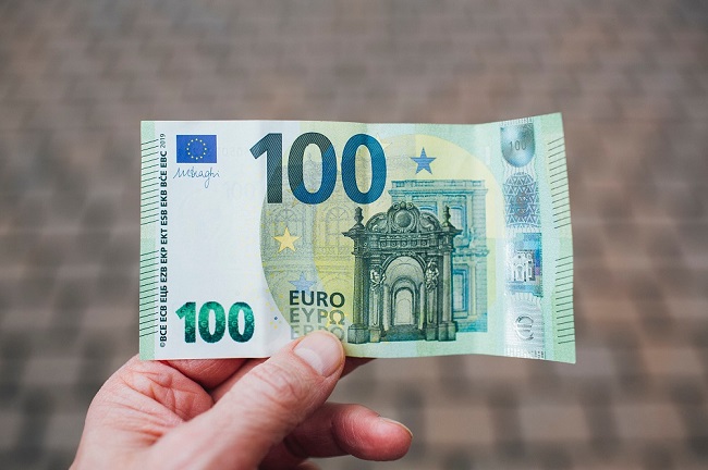 επιβάλλει το πρόστιμο των 100 ευρώ η κυβέρνηση
