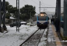 Τρένο έπεσε σε ακινητοποιημένη