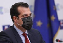 Άθλιο τελεσίγραφο Πλεύρη σε υγειονομικούς