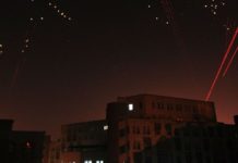 Ρωσικά άρματα πολιορκούν υπουργεία