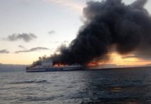 Στους 14 οι αγνοούμενοι από το φλεγόμενο πλοίο