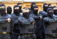επανασυνδέεται με τους παλιούς δαίμονές της