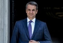 ουραγός και κομπάρσος των εξελίξεων