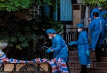 Πολίτες παρακαλούν γονατιστοί