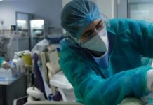 1.261 τριπλοεμβολιασμένοι πέθαναν