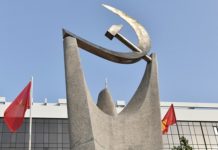 Πατάει σε δυο βάρκες στο Ουκρανικό