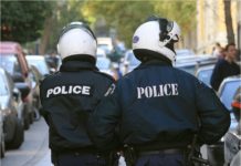 ξαφνικά μπροστά σε διερχόμενα αυτοκίνητα