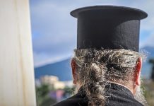 Ιερέας σε αμόκ ξυλοκόπησε την παπαδιά