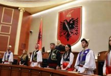Τσαμουριά μέσα στην αλβανική βουλή