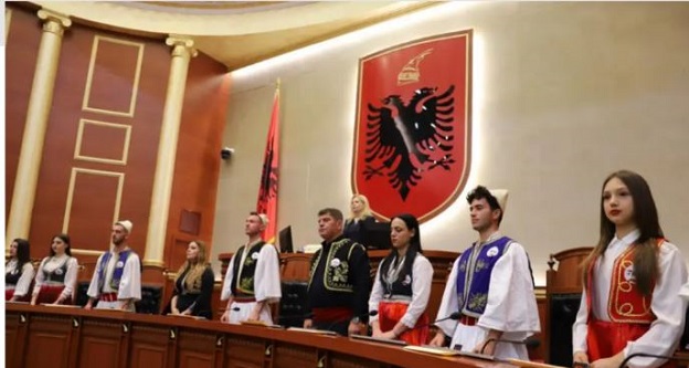 Τσαμουριά μέσα στην αλβανική βουλή