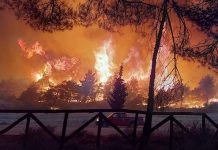 Κάτοικοι τρέχουν να σωθούν