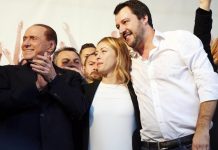 Η Τ. Μελόνι υποκλίνεται