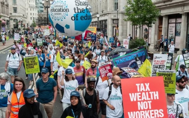 Βρετανία: Mαζικές διαδηλώσεις