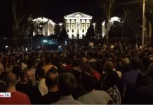 Οργισμένοι Αρμένιοι όρμησαν στην πόρτα