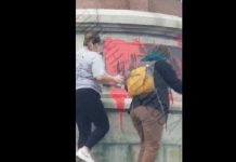 Ουκρανές καταστρέφουν μνημείο της