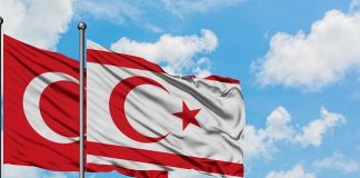 Έναν έμμεσο τρόπο να αναγνωριστεί το ψευδοκράτος ως ανεξάρτητη χώρα βρήκε ο Ρετζέπ Ταγίπ Ερντογάν. Όπως ανακοίνωσε την Παρασκευή ο υπουργός Εξωτερικών της Τουρκίας Μεβλούτ Τσαβούσογλου "η Τουρκική Δημοκρατία της Βόρειας Κύπρου (ΤΔΒΚ) έγινε μη μέλος παρατηρητής του Οργανισμού Τουρκόφωνων Κρατών (OTS)". Έγραψε στο Twitter ότι όλα εξελίσσονται "βήμα προς "βήμα", αναφερόμενος στις προσπάθειες της Άγκυρας για διεθνή αναγνώριση της τουρκικής κοινότητας στη βόρεια Κύπρο. Ο Τσαβούσογλου επανέλαβε ότι η Τουρκία στέκεται στο πλευρό της ΤΔΒΚ. Ο Τούρκος πρόεδρος Ρετζέπ Ταγίπ Ερντογάν κατά τη διάρκεια της ομιλίας του στα Ηνωμένα Έθνη τον Σεπτέμβριο κάλεσε τη διεθνή κοινότητα να "αναγνωρίσει την ΤΔΒΚ". Τα μέλη του OTS θα πρέπει να αναπτύξουν μια κοινή αντίληψη ασφαλείας και να αυξήσουν τη συνεργασία τους όσον αφορά την πρόληψη και τη διαχείριση της παράτυπης μετανάστευσης, δήλωσε την Παρασκευή ο Ερντογάν. Μιλώντας στην ένατη σύνοδο κορυφής των ηγετών του OTS στη Σαμαρκάνδη του Ουζμπεκιστάν, ο Ερντογάν είπε: "Διανύουμε μια ευαίσθητη περίοδο που εμπεριέχει ευκαιρίες αλλά και κινδύνους για τις χώρες μας. Κατά τη διάρκεια αυτής της περιόδου, έχει καταστεί πιο κρίσιμο να ενισχύσουμε τη συνεργασία, την αλληλεγγύη και την αρμονία μας σε όλους τους τομείς". "Από το 2014, η Τουρκία είναι η χώρα που φιλοξενεί τον μεγαλύτερο αριθμό προσφύγων στον κόσμο. Πιστεύουμε ότι θα ήταν επωφελές να επεκταθεί η συνεργασία για την πρόληψη και τη διαχείριση της παράτυπης μετανάστευσης. Στο πλαίσιο αυτό, θα ήταν στόχος να αναπτυχθεί μια κοινή ιδέα ασφάλειας και να συνεχιστούν οι συνεδριάσεις του γραμματέα του συμβουλίου ασφαλείας". Πρόσθεσε ότι θα ήταν επωφελές για τον οργανισμό να εφαρμόσει το Τουρκόφωνο (Turkıc) Επενδυτικό Ταμείο "το συντομότερο δυνατό". "Θα ήταν ωφέλιμο να εφαρμοστεί το Τουρκόφωνο (Turkic) Επενδυτικό Ταμείο το συντομότερο δυνατό. Πιστεύω ότι οι οικονομικές ευκαιρίες που παρέχει το ταμείο θα ενισχύσουν τη συνεργασία μας και θα επιταχύνουν τις δραστηριότητές μας", είπε ο Ερντογάν. Η Τουρκία ηγήθηκε της συνόδου κορυφής των χωρών της Κεντρικής Ασίας, με στόχο την ενίσχυση των οικονομικών δεσμών με τα πλούσια σε πόρους πρώην Σοβιετικά κράτη της περιοχής, καθώς η Μόσχα είναι αποσπασμένη από τον πόλεμο στην Ουκρανία. Ο Ερντογάν προήδρευσε της συνόδου κορυφής του OTS στη Σαμαρκάνδη του Ουζμπεκιστάν. Το OTS είναι ένα διακρατικό μπλοκ, που ιδρύθηκε με στόχο την επέκταση της συνεργασίας μεταξύ των τουρκόφωνων χωρών στους τομείς της πολιτικής, της οικονομίας, της επιστήμης, της εκπαίδευσης, των μεταφορών και του τουρισμού. Τα μέλη της οργάνωσης είναι το Αζερμπαϊτζάν, το Καζακστάν, το Κιργιστάν, η Τουρκία και το Ουζμπεκιστάν. Η Ουγγαρία και το Τουρκμενιστάν έχουν καθεστώς παρατηρητή στον οργανισμό. Η ομάδα θα μπορούσε να επεκταθεί περαιτέρω εάν το απομονωμένο Τουρκμενιστάν γίνει πλήρες μέλος – μια επέκταση που ανακοινώθηκε από το Υπουργείο Εξωτερικών της Τουρκίας αλλά δεν επιβεβαιώθηκε από το Ασγκαμπάτ. Εάν το Τουρκμενιστάν ενταχθεί, η ένωση που δημιουργήθηκε το 2009 θα ενσωματώσει όλες τις χώρες της Κεντρικής Ασίας που μιλούν γλώσσες στην τουρκική ομάδα. Οκτάι: Ώρα για αναγνώριση "Η στάση μας εδώ είναι πολύ σαφής. Με το κάλεσμα του προέδρου μας στον ΟΗΕ, φτάσαμε σε μια άλλη φάση των πολιτικών μας απέναντι στην ΤΔΒΚ. Τώρα είναι καιρός ο κόσμος να αναγνωρίσει την ΤΔΒΚ", είπε ο Τούρκος αντιπρόεδρος Φουάτ Οκτάι μιλώντας σε δημοσιογράφους. Αποκαλώντας τα κατεχόμενα αναπόσπαστο μέρος της πολιτικής της Τουρκίας για την Ανατολική Μεσόγειο, ο Οκτάι τόνισε, "Είναι απαραίτητη προϋπόθεση για την ασφάλεια της Τουρκίας, αλλά είναι επίσης απαραίτητη προϋπόθεση για την ασφάλεια της ΤΔΒΚ. Με άλλα λόγια, μιλάμε για μια εξίσωση στην οποία δεν υπάρχει Τουρκία χωρίς την ΤΔΒΚ και ΤΔΒΚ χωρίς Τουρκία". Ο Οκτάι επίσης τόνισε ότι "αν και οι Τουρκοκύπριοι συμφώνησαν σε όλες τις προτεινόμενες λύσεις στο Κυπριακό, δεν μπόρεσε να επιτευχθεί κανένα αποτέλεσμα", προσθέτοντας ότι η μόνη λύση που απομένει είναι αυτή που βασίζεται σε δύο κυρίαρχα ίσα κράτη.