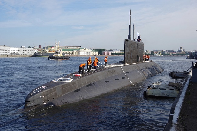 Ο ρωσικός Στόλος των υποβρυχίων ανανεώνεται. Συνολικά, έως το 2027, το ρωσικό Ναυτικό θα πρέπει να έχει παραλάβει 14 νέα πυρηνικά υποβρύχια, με το χρονοδιάγραμμα παράδοσης για τα πυρηνικά υποβρύχια των κλάσεων Borey-A και Yasen-M να τηρείται σε γενικές γραμμές. Επιπροσθέτως, το ρωσικό υπουργείο Άμυνας έκανε γνωστό πως το ρωσικό Ναυτικό παρέλαβε ένα ακόμη υποβρύχιο κλάσης Kilo. «Το project 636.3 το υποβρύχιο “Ufa”, έγινε μέρος του Στόλου του Ειρηνικού του ρωσικού Ναυτικού», ανέφερε και συνέχισε: «Σήμερα, υπό την ηγεσία του Αρχηγού του Ρωσικού Ναυτικού, Ναυάρχου Νικολάι Εβμένοφ , πραγματοποιήθηκε μια πανηγυρική τελετή για την έπαρση της ναυτικής σημαίας του Andreevsky σε ένα υποβρύχιο κλάσης Kilo», σημειώνει το στρατιωτικό τμήμα. Το υποβρύχιο έγινε το τέταρτο υποβρύχιο Project 636.3, που κατασκευάστηκε για τον Στόλο του Ειρηνικού. Αναμένεται ότι, στη συνέχεια ο Ρωσικός στόλος του Ειρηνικού θα λάβει δύο ακόμη υποβρύχια της ίδιας κλάσης. Σύμφωνα με τον αρχηγό του ρωσικού Ναυτικού Εβμένοφ, τα συγκεκριμένα υποβρύχια είναι εξοπλισμένα με τα πιο σύγχρονα όπλα και οι υψηλές μαχητικές τους ιδιότητες επιβεβαιώνονται, από την επιτυχή ολοκλήρωση των καθηκόντων τους στη Μαύρη και στη Μεσόγειο Θάλασσα, καθώς και στην Αρκτική. Το Ufa είναι το τέταρτο υποβρύχιο του Project Varshavyanka 636.3 (όνομα αναφοράς ΝΑΤΟ: Improved Kilo-II), υπό κατασκευή για τον ρωσικό στόλο του Ειρηνικού και καθελκύστηκε τον Νοέμβριο του 2019. Τα υποβρύχια Project 636.3 ανήκουν στην τρίτη γενιά των υποβρυχίων ντίζελ και συγκαταλέγονται στα πιο αθόρυβα υποβρύχια κ στον κόσμο. Έχουν μήκος 74 μέτρα και εκτοπίζουν περισσότερους από 3.900 τόνους. Λόγω του ισχυρού κύτους τους, έχουν επιχειρησιακό βάθος 240 μέτρων και μπορούν να φτάσουν σε μέγιστο βάθος έως και 300 μέτρων. Τα υποβρύχια έχουν επιχειρησιακή εμβέλεια έως και 7.500 μίλια. Είναι οπλισμένα με πυραύλους κρουζ Kalibr-PL, που εκτοξεύονται από σωλήνες τορπιλών από τη βυθισμένη θέση του υποβρυχίου.