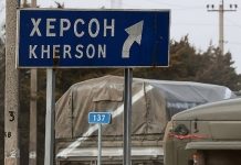 Το Κρεμλίνο δήλωσε σήμερα ότι η απόσυρση των ρωσικών δυνάμεων από τη Χερσώνα δεν θα αλλάξει το καθεστώς στην περιοχή, την οποία η Μόσχα έχει κηρύξει τμήμα της Ρωσίας αφού προχώρησε στην προσάρτησή της από την Ουκρανία. Η Ρωσία διεκδίκησε τη Χερσώνα και τρεις άλλες ουκρανικές περιοχές μετά τη διενέργεια δημοψηφισμάτων, όπως τα χαρακτήρισε, τον Σεπτέμβριο — μια διαδικασία την οποία αποκήρυξαν το Κίεβο και οι κυβερνήσεις της Δύσης ως παράνομη και εξαναγκαστική. Ωστόσο την Τετάρτη, σε μια σημαντική οπισθοχώρηση, ανακοίνωσε ότι οι δυνάμεις της θα αποσυρθούν από την πόλη της Χερσώνας μπροστά σε μια μεγάλη αντεπίθεση από την Ουκρανία. Σε τηλεδιάσκεψη με δημοσιογράφους, ο εκπρόσωπος του Κρεμλνίνου Ντιμίτρι Πεσκόφ δήλωσε ότι το καθεστώς της περιοχής είναι «καθορισμένο και συγκεκριμένο» και ότι δεν είναι δυνατόν να γίνουν αλλαγές. «Είναι ένα θέμα της Ρωσικής Ομοσπονδίας — είναι νομικά συγκεκριμένο και καθορισμένο. Δεν υπάρχουν αλλαγές και δεν μπορεί να υπάρξουν αλλαγές», δήλωσε ο Πεσκόφ. Ο ίδιος δήλωσε ότι η Μόσχα δεν έχει μετανιώσει που ανακοίνωσε την προσάρτηση της Χερσώνας και τριών άλλων περιοχών σε μια θριαμβευτική εκδήλωση στη Μόσχα στις 30 Σεπτεμβρίου. Στα πρώτα δημόσια σχόλια από το Κρεμλίνο από τότε που ο υπουργός Άμυνας Σεργκέι Σοϊγκού ανακοίνωσε την απόσυρση των ρωσικών δυνάμεων από την πόλη της Χερσώνας προς την αντίπερα όχθη του ποταμού Δνείπερου, ο Πεσκόφ δήλωσε ότι ήταν μια απόφαση που ελήφθη από το υπουργείο Άμυνας και ότι δεν έχει «τίποτα να προσθέσει». G20 Ο Ρώσος πρόεδρος Βλαντίμιρ Πούτιν δεν σχεδιάζει να απευθυνθεί στη σύνοδο της Ομάδας των 20 (G20) μέσω βιντεοσύνδεσης, όπως δήλωσε σήμερα το Κρεμλίνο. Σε ερώτηση για ποιο λόγο ο Ρώσος πρόεδρος δεν θα συμμετάσχει στη σύνοδο της G20 στο Μπαλί, ο εκπρόσωπος του Κρεμλίνου Ντμίτρι Πεσκόφ δήλωσε ότι σχετίζεται με το πρόγραμμα του Πούτιν και την ανάγκη να παραμείνει στη Ρωσία.