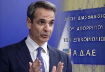 Μετά την έκθεση πεπραγμένων της Αρχής Διασφάλισης του Απορρήτου των Επικοινωνιών (ΑΔΑΕ) για την κυβέρνηση που αποτυπώνει τις υποκλοπές επί διακυβέρνησης Μητσοτάκη, η Αρχή «αδειάζει» εκ νέου τον πρωθυπουργό μετά από την ανακοίνωση του νέου κυβερνητικού νομοσχεδίου για τις υποκλοπές. Με ανακοίνωσή της η ΑΔΑΕ τονίζει καταρχάς την απουσία της σε ό,τι αφορά την γνωμοδότησή της για το νομοσχέδιο που μεταξύ άλλων προβλέπει ότι οι παρακολουθούμενοι θα ενημερώνονται τρία χρόνια μετά την έναρξη της υποκλοπής, και αυτό εφόσον υπάρχει σύμφωνη γνώμη του Εισαγγελέα του Αρείου Πάγου. Όπως αναφέρει η ΑΔΑΕ, «ουδέποτε ενημερώθηκε αρμοδίως, ούτε ζητήθηκε με θεσμικά πρέποντα τρόπο η διατύπωση της γνώμης της, έτσι ώστε το θεσμικό αυτό νομοσχέδιο να είναι η κατάληξη ενός νηφάλιου και επιστημονικού διαλόγου, προς όφελος του δικαιώματος». Η ΑΔΑΕ εκφράζει παράλληλα την «κατάπληξη της και την θεσμική δυσαρέσκειά της για την συγκεκριμένη θεσμική παράλειψη». Ακόμη τονίζει ότι παρά τα ασφυκτικά χρονικά πλαίσια που ακολουθείται, θα «διατυπώσει τις αμέσως προσεχείς ημέρες την γνώμη της επί των διατάξεων του νομοσχεδίου». Ολόκληρη η ανακοίνωση της ΑΔΑΕ: «Αναρτήθηκε εχθές, 15.11.2022, σε δημόσια διαβούλευση το νομοσχέδιο, το οποίο αφορά την άρση του απορρήτου των επικοινωνιών, την απαγόρευση των κακόβουλων λογισμικών, την ενίσχυση της κυβερνοασφάλειας κλπ. Το νομοσχέδιο αυτό μεταβάλλει άρδην το κανονιστικό πλαίσιο που ίσχυσε επί σχεδόν 30 χρόνια σχετικά με την άρση του απορρήτου των επικοινωνιών και τροποποιεί σε πολλά και κρισιμότατα σημεία την λειτουργία της ΑΔΑΕ. Παρά την κεφαλαιώδη σημασία του περιεχομένου του νομοσχεδίου, παρά το γεγονός ότι το ίδιο το Σύνταγμα προβλέπει στο άρθρο 19 §2 ως εγγύηση για την διασφάλιση του απορρήτου των επικοινωνιών (θεμελιώδους δικαιώματος απολύτως απαραβίαστου κατά την διατύπωση του συνταγματικού κειμένου) την ΑΔΑΕ και, τέλος, παρά τα όσα συνέβησαν τους τελευταίους μήνες, η Αρχή ουδέποτε ενημερώθηκε αρμοδίως, ούτε ζητήθηκε με θεσμικά πρέποντα τρόπο η διατύπωση της γνώμης της, έτσι ώστε το θεσμικό αυτό νομοσχέδιο να είναι η κατάληξη ενός νηφάλιου και επιστημονικού διαλόγου, προς όφελος του δικαιώματος. Η ΑΔΑΕ εκφράζει την κατάπληξη της και την θεσμική δυσαρέσκειά της για την εν λόγω θεσμική παράλειψη. Μια φωτογραφία χίλιες λέξεις: Ακολούθησε το pronews.gr στο Instagram για να «δεις» τον πραγματικό κόσμο! Παρά ταύτα και μέσα στα ασφυκτικά χρονικά πλαίσια της μελλούσης να ακολουθηθεί διαδικασίας ενώπιον της Βουλής των Ελλήνων, η Αρχή κηδόμενη της ανάγκης προστασίας του δικαιώματος θα διατυπώσει τις αμέσως προσεχείς ημέρες την γνώμη της επί των διατάξεων του νομοσχεδίου».