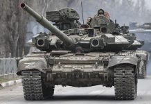 Μπροστά σε μεγάλο θρίαμβο βρίσκονται οι ρωσικές δυνάμεις καθώς πληροφορίες από το μέτωπο αναφέρουν πως η ουκρανική άμυνα στην πόλη του Bakhmut έχει καταρρεύσει μετά από 3 μήνες σκληρών συγκρούσεων. Υπενθυμίζουμε ότι οι Ρώσοι ήδη ελέγχουν το εργοστάσιο διαλογής απορριμμάτων που βρίσκεται στα νότια όρια της οδού Fedora Maksymenka στο Bakhmut. Η πόλη Bakhmut (Artyomovsk) είναι στρατηγικής σημασίας τόσο για τις Ένοπλες Δυνάμεις της Ουκρανίας όσο και για τις Ένοπλες Δυνάμεις της Ρωσικής Ομοσπονδίας καθώς είναι ο σημαντικότερος κόμβος μεταφορών στο Ντονμπάς. Οι Ρώσοι αναφέρουν ότι η 58η ουκρανική ταξιαρχία υποχωρεί καθώς έχει υποστεί μεγάλες απώλειες. Έχει χάσει πάνω από το 50% του προσωπικού της. Πάντως και ειδικά οι μονάδες της PMC Wagner έχουν μεγάλες απώλειες στην περιοχή. Το μεγαλύτερο πρόβλημα για τους Ουκρανούς εντοπίζεται στο δυτικό Bakhmut. Οι Ρώσοι επιτίθενται από τέσσερα σημεία όπως δείχνει ο χάρτης παρακάτω. Οι πιο σφοδρές συγκρούσεις διεξάγονται ανατολικά από Opytne όπου οι Ουκρανοί προσπαθούν να αντεπιτεθούν χωρίς επιτυχία. Σύμφωνα με επιβεβαιωμένες πληροφορίες, οι Ουκρανοί πράγματι ζήτησαν επειγόντως ενισχύσεις στο Bakhmut. Δίνουν τεράστιο αγώνα να κρατήσουν την πόλη τη στιγμή που η θερμοκρασία στην περιοχή είναι μείον 6 βαθμοί Κελσίου και οι Ρώσοι ετοιμάζουν την τελική τους επίθεση. Βίντεο: Μεγάλη εμπρηστική επίθεση των Ρώσων κατά ουκρανικών θέσεων στον οικισμό Nevelskoye στο Ντονέτσκ Πρόγραμμα Αναπαραγωγής Βίντεο 00:00 01:03 Δείτε το δεύτερο βίντεο Πρόγραμμα Αναπαραγωγής Βίντεο 00:00 01:23 Καταρρέει η άμυνα των Ουκρανών στο Bakhmut Ρωσικά ΜΜΕ αναφέρουν ότι η άμυνα των Ουκρανών έχει αρχίσει να καταρρέει στο Bakhmut (Artyomovsk). Οι μάχες για αυτή τη πόλη συνεχίζονται εδώ και πολύ καιρό, αλλά πλέον η αντίστροφη μέτρηση έχει ξεκινήσει. Όλο αυτό το διάστημα, την άμυνα στο Bakhmut και στα περίχωρά του κρατούσε η 58η χωριστή μηχανοκίνητη ταξιαρχία πεζικού των Ενόπλων Δυνάμεων της Ουκρανίας. Στα μέσα Μαΐου, οι ρωσικές δυνάμεις εξαπέλυσαν επίθεση προς το Bakhmut μέσω της Ποπάσναγια. Νωρίτερα, μη μπορώντας να αντέξουν την πίεση, τα ουκρανικά στρατεύματα υποχώρησαν από την Ποπάσναγια προς το Bakhmut. Στη συνέχεια, κάτω από καταιγισμό πυρών πυροβολικού και αεροπορικών επιδρομών των ρωσικών Αεροδιαστημικών Δυνάμεων, το 15ο χωριστό μηχανοκίνητο τάγμα πεζικού της Ταξιαρχίας έχασε το μισό προσωπικό του μέσα σε λίγες ώρες. Την 1η Αυγούστου άρχισαν οι μάχες στα προάστια του Bakhmut που μέχρι τότε είχε μετατραπεί σε ισχυρή οχυρωμένη περιοχή. Μέχρι σήμερα, οι ρωσικές δυνάμεις έχουν καταφέρει να προχωρήσουν βαθιά στην άμυνα των ουκρανικών στρατευμάτων στην περιοχή του χωριού Ivangrad έχοντας ξεπεράσει τον ποταμό Bakhmutka, κοντά στο χωριό Opytnoe. Τώρα οι ρωσικές δυνάμεις περικυκλώνουν την πόλη από τα νότια, πηγαίνοντας πίσω από τις γραμμές του εχθρού. Η 58η ουκρανική ταξιαρχία έχει υποστεί μεγάλες απώλειες, πάνω από 50% του προσωπικού της. Σύμφωνα με τους Ρώσους, στρατιώτες από το 13ο και το 15ο μηχανοκίνητο τάγμα πεζικού της ταξιαρχίας στράφηκαν στη διοίκηση των Ενόπλων Δυνάμεων της Ουκρανίας με αίτημα να σταλεί επειγόντως βοήθεια, διαφορετικά δεν θα κρατήσουν την πόλη. Επιπλέον, οι Ουκρανοί συνειδητοποιώντας τη σοβαρότητα της κατάστασης, άρχισαν να μεταφέρουν από το Κίεβο την 241η Ταξιαρχία εδαφικής άμυνας στο Bakhmut. Αυτή αποτελείται από 8 ξεχωριστά τάγματα Εδαφικής Άμυνας. Πρόκειται για τα 130ο, 204ο, 205ο, 206ο, 207ο, 242ο, 243ο, 251ο Τάγμα Βίντεο: Η 4η Ταξιαρχία του Λουγκάνσκ συντρίβει ουκρανική φάλαγγα στο Opytnoe Πρόγραμμα Αναπαραγωγής Βίντεο 00:00 02:17 Πρόγραμμα Αναπαραγωγής Βίντεο 00:00 01:30 Κάηκαν οι Ουκρανικές θέσεις στο Nevelskoye Ο ρωσικός στρατός κάλυψε την περιοχή του οικισμού Nevelskoye, που βρίσκεται στα δυτικά προάστια του Ντόνετσκ, με μια μαζική επίθεση εμπρηστικών πυρομαχικών 9M22S. Σύμφωνα με ρωσικές πηγές, περίπου δύο δωδεκάδες ρουκέτες εκτοξεύτηκαν συνολικά στο Nevelskoye, με αποτέλεσμα να καούν οι θέσεις του ουκρανικού στρατού. Στα βίντεο, μπορείτε να δείτε τη στιγμή που η περιοχή του οικισμού καλύπτεται με εμπρηστικά πυρομαχικά. Ο οικισμός Nevelskoe ελέγχεται από τον ουκρανικό στρατό και η γραμμή άμυνας του που έχει δημιουργηθεί εδώ και χρόνια καθιστά εξαιρετικά δύσκολη την προέλαση των ρωσικών στρατευμάτων. Ωστόσο, δεδομένης της περιοχής που κάλυψαν τα εμπρηστικά πυρομαχικά, οι περισσότερες θέσεις και υπόγεια καταφύγια του ουκρανικού στρατού θα πρέπει να έχουν καταστραφεί. Σύμφωνα με τους Ρώσους, η χρήση εμπρηστικών πυρομαχικών έχει αποδείξει την υψηλή αποτελεσματικότητά της, καθώς τα τελευταία είναι σε θέση να λειτουργούν αποτελεσματικά τόσο κατά των καταφυγίων όσο και κατά του ανθρώπινου δυναμικού και του στρατιωτικού εξοπλισμού. Λαμβάνοντας υπόψη την επίθεση που δέχτηκαν οι ουκρανικές θέσεις, Ρώσοι αναλυτές πιστεύουν ότι στο εγγύς μέλλον ο ρωσικός στρατός θα ξεκινήσει επίθεση σε αυτήν την περιοχή. Στο Nevelskoye επιχειρούν στρατιώτες της 100ης ταξιαρχίας του 1ου σώματος στρατού των δυνάμεων του Ντονέτσκ και δυνάμεις του 11ου συντάγματος της Λαϊκής Πολιτοφυλακής. Πριν λίγο καιρό οι Ρώσοι κατέλαβαν το προπύργιο των Ουκρανών που κάλυπτε τον οικισμό Nevelskoye, γνωστό ως “Basin”