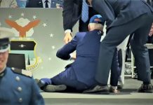 Άσχημη πτώση για τον Τζο Μπάιντεν κατά την διάρκεια στρατιωτικής τελετής