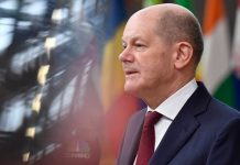 «Πολεμοκάπηλε Σολτς»! Γερμανοί πολίτες διαμαρτυρήθηκαν σε ομιλία του για την Ουκρανία