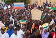 Νίγηρας–”Φύγετε”! Χιλιάδες Αφρικανοί με ρωσικές σημαίες εισβάλλουν σε Γαλλική βάση