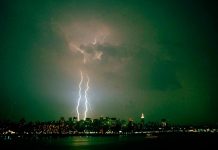 Κεραυνός προκάλεσε την μεγαλύτερη ιστορικά έκρηξη στην Βρετανία εν καιρώ ειρήνης!