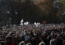 Παρίσι:-Σιωπηρή πορεία καλλιτεχνών για την ειρήνη στη Μέση Ανατολή