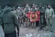 Εκατοντάδες Ρώσοι στρατιώτες–Γονατίζουν και προσεύχονται πριν την μάχη με τους Ουκρανούς