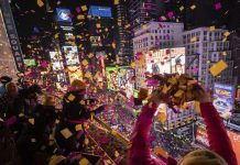 Με φαντασμαγορικά σόου και πυροτεχνήματα υποδέχτηκε ο πλανήτης το 2024