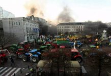 Βρυξέλλες-:Αγρότες προσπάθησαν να σπάσουν τον κλοιό της αστυνομίας–Ένταση στο σημείο (βίντεο)