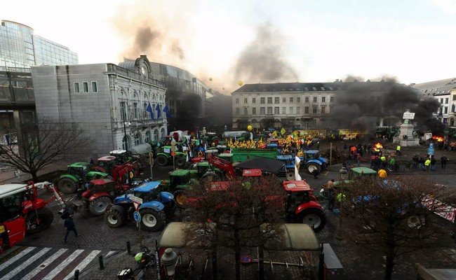 Χάος στις Βρυξέλλες: Οδομαχίες αγροτών-αστυνομικών έξω από το Ευρωπαϊκό Συμβούλιο