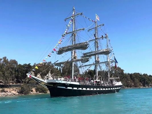 Διώρυγα της Κορίνθου-Η Ολυμπιακή Φλόγα διέσχισε τον Ισθμό με Γαλλικό ιστιοφόρο