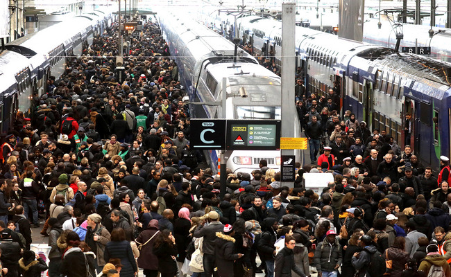 Ολική αποσύνθεση στο Παρίσι σε τρένα και μετρό – Εκκενώθηκε αεροδρόμιο