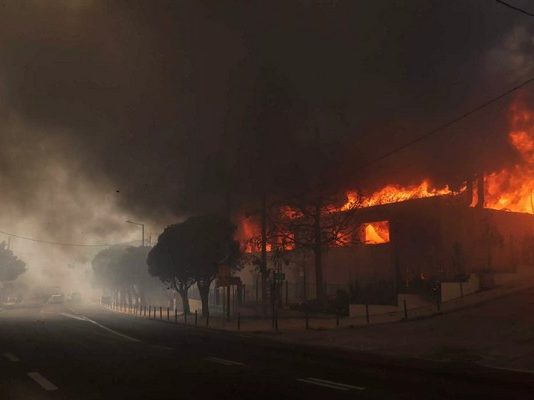 Φωτιά στην Αττική-Μεγάλη αναζωπύρωση στη Ν.Μάκρη–Εκκένωση της περιοχής Ερυθρός προς Ραφήνα