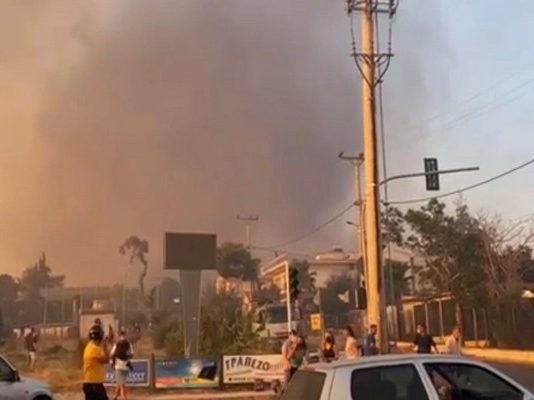 Τεράστιο το μέτωπο της φωτιάς: Ισχυρές εκρήξεις σε εργοστάσιο στα Βρηλίσσια