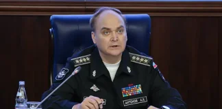 Ο Πρέσβυς της Ρωσικής Ομοσπονδίας στις ΗΠΑ, Ανατόλι Αντόνοφ. Η οικογένειά του λέγεται ότι έχει επιστρέψει στη Ρωσία, μαζί με τις οικογένειες άλλων Ρώσων διπλωματών.