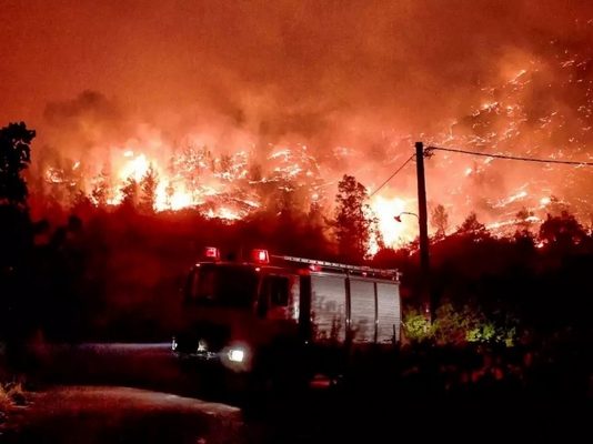 Πύρινη κόλαση στην Κορινθία, στα Τρίκαλα η φωτιά – Επεκτάθηκε και στην Αχαΐα