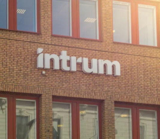 Intrum: Ο μεγαλύτερος διαχειριστής κόκκινων δανείων της Ευρώπης κινδυνεύει με πτώχευση