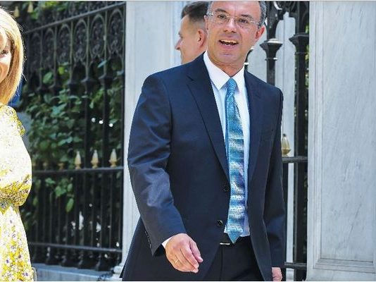 Μέγα σκάνδαλο με απευθείας αναθέσεις! Σταϊκούρας κερνάει, Σταϊκούρα… πίνει